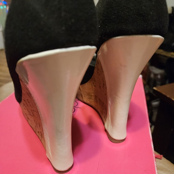 Shoedazzle peep toe cork wedge shoe. - Picture 5 of 7